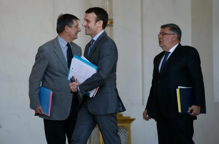 Le ministre de l'Economie Emmanuel Macron à la sortie du conseil des ministres le 20 avril 2016 à l'Elysée à Paris