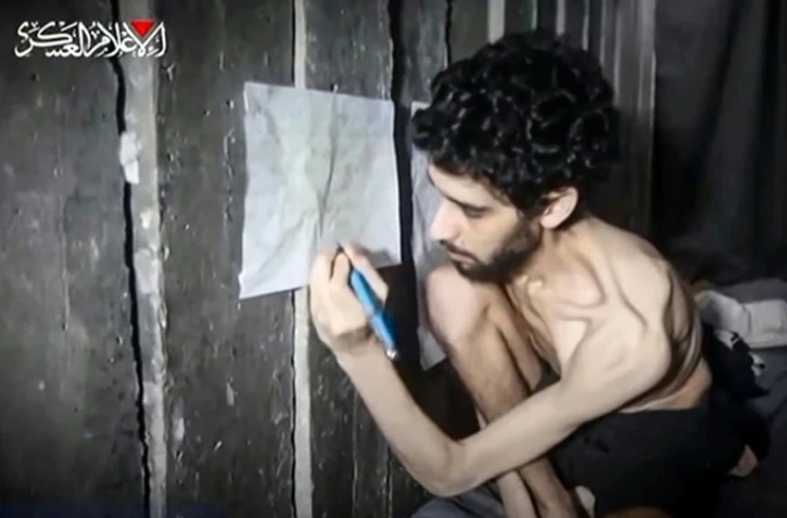 Capture d'écran d'une vidéo diffusée le 1er août 2025 par le Hamas montrant l'otage israélien Evyatar David, très amaigri. Vidéo tournée sous la contrainte, dont l'utilisation par les médias a été autorisée par la famille 