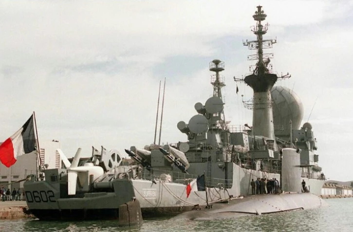 Le SNA "La Perle" amarré à couple de la frégate "Le Suffren", à Toulon le 29 novembre 1997