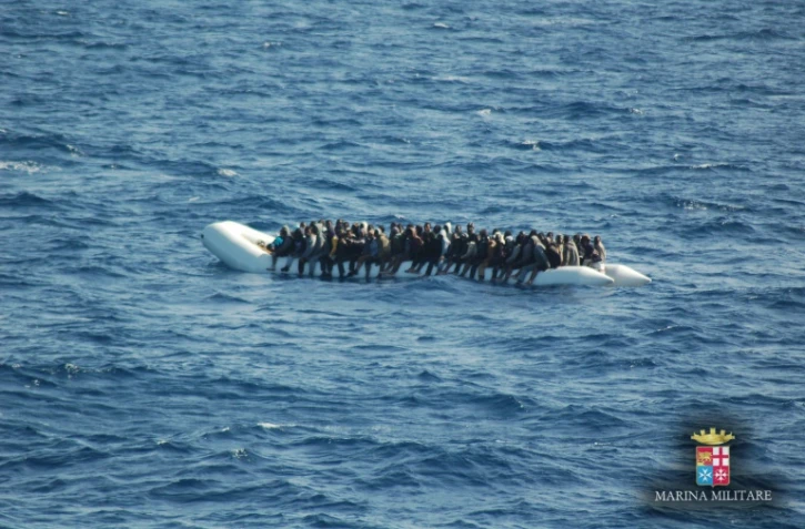 Photo fournie par la marine italienne, le 16 mars 2016, de migrants lors d'une opération de secours en mer au large de la Sicile