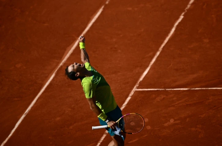 Rafael Nadal exulte après sa victoire sur le Néerlandais Botic Van De Zandschulp à Roland-Garros, le 27 mai 2022 