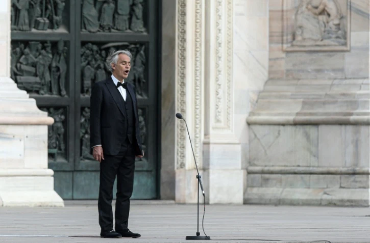 Le ténor italien Andrea Bocelli répète avant de chanter san spublic à l'occasion de Pâques, dans le Duomo de Milan, une région très touchée par l'épidémie de coronavirus, le 12 avril 2020 