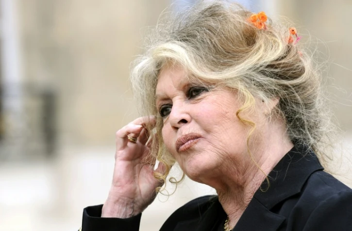 L'actrice française Brigitte Bardot quitte le palais de l'Elysée après une rencontre avec le président de la République Nicolas Sarkozy, le 27 septembre 2007 à Paris
