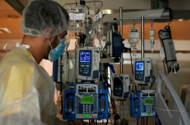 Un infirmier surveille l'état de santé d'un patient dans un hôpital de Madrid le 15 octobre 2020