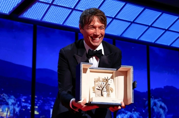 Le réalisateur américain Sean Baker pose avec sa palme d'or pour "Anora" au festival de Cannes le 25 mai 2024