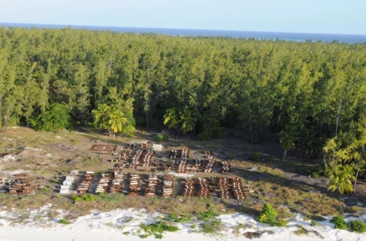 Enlèvement de déchets métalliques dans les îles Eparses. (photos TAAF)