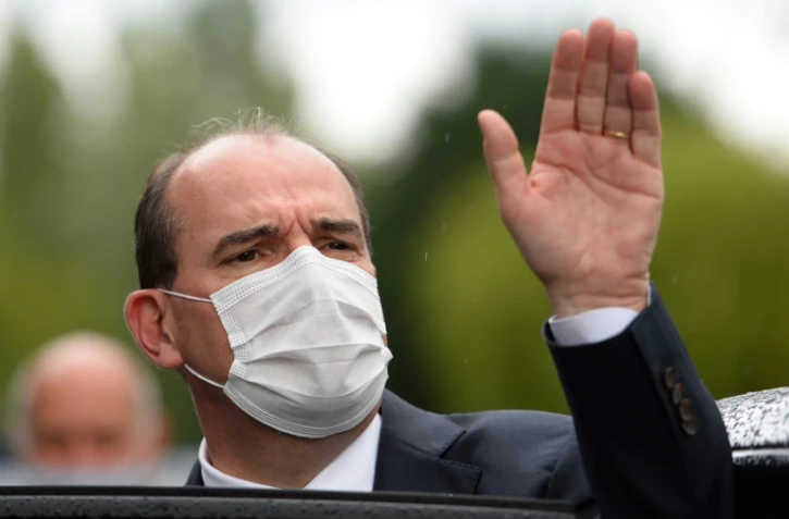 Le Premier ministre Jean Castex salue la foule lors de la visite de l'usine française du fabricant allemand d'électroménager Vorwerk, le 28 juin 2021, à Cloyes-sur-le-Loir (Eure-et-Loir)