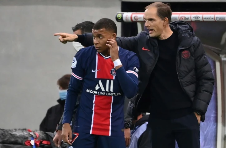 L'entraîneur parisien Thomas Tuchel donne des consignes à Kylian Mbappé lors d'un match de Ligue 1 à Reims, le 27 septembre 2020