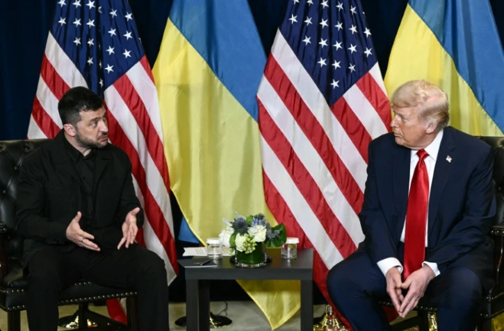 Donald Trump (à droite) échange avec le président ukrainien Volodymyr Zelensky en marge de l'Assemblée générale de l'ONU, le 23 septembre 2025 à New York