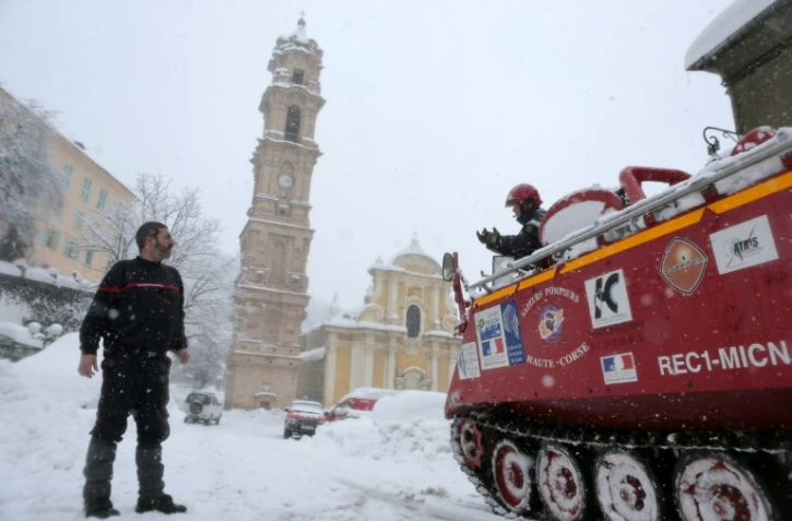 Des pompiers corses dans un engin chenillé dérivé d'un transport de troupes américain, dans le hameau isolé de Ficaja, le 18 janvier 2017.