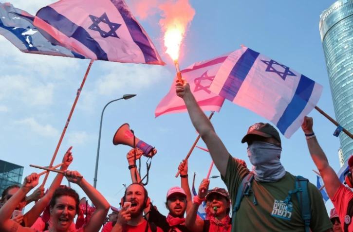 Des Israéliens manifestent le 18 juillet 2023 à Tel-Aviv contre un projet de réforme judiciaire du gouvernement