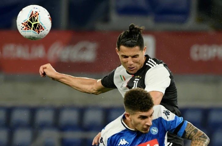 La star de la Juventus Cristiano Ronaldo (en noir et blanc) lutte pour le ballon avec le joueur de Naples Giovanni Di Lorenzo, le 17 juin 2020 au Stade olympique de Rome