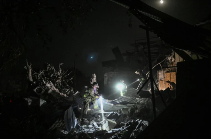 Les secours à l'oeuvre dans les décombres d'un hôtel de Kramatorsk (Ukraine) le 25 août 2024
