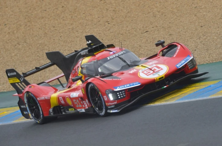 Le pilote britannique James Calado au volant de sa Ferrari 499P Hypercar WEC lors du warm-up précédant la 100e édition des 24 heures du Mans, le 10 juin 2023
