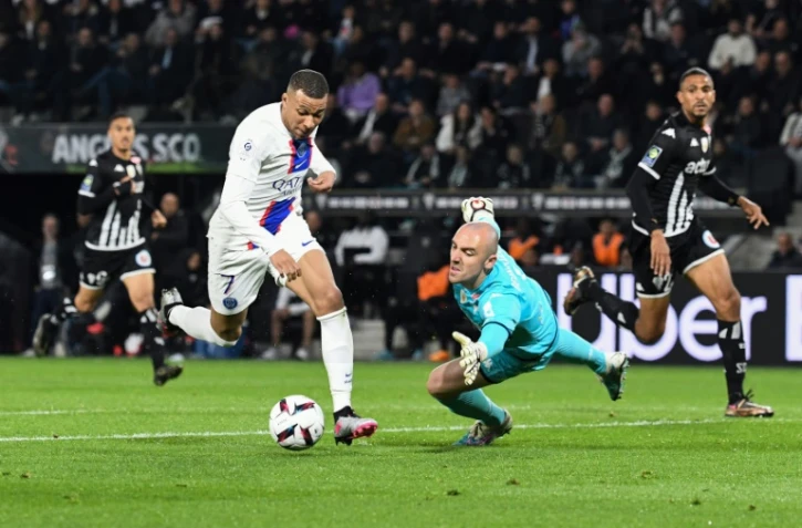 Kylian Mbappé efface le gardien angevin Paul Bernardoni pour s'offrir un doublé avec le PSG au stade Raymond-Kopa, le 21 avril 2023 