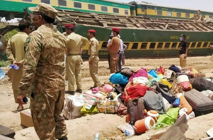 Des personnels de sécurité sur les lieux d'un accident de train, le 7 juin 2021 à Daharki, au Pakistan