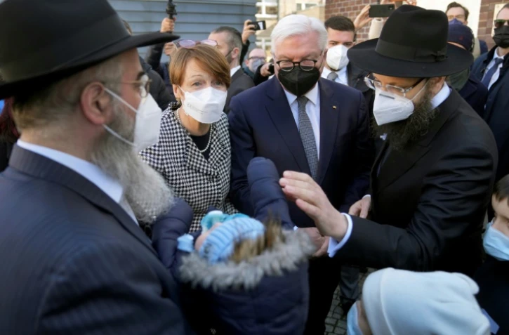 Des réfugiés ukrainiens d'Odessa, au centre communautaire juif Szloma-Albam à Berlin, avec le président allemand Frank-Walter Steinmeier (centre), le 7 mars 2022
