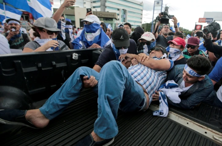 Un manifestant blessé par balle au bras lors d'une manifestation à Managua le 2 septembre 2018