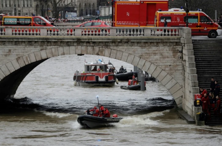 Des sapeurs-pompiers de Paris à la recherche d'une plongeuse de la brigade fluviale disparue sans la Seine, à Paris le 5 janvier 2018