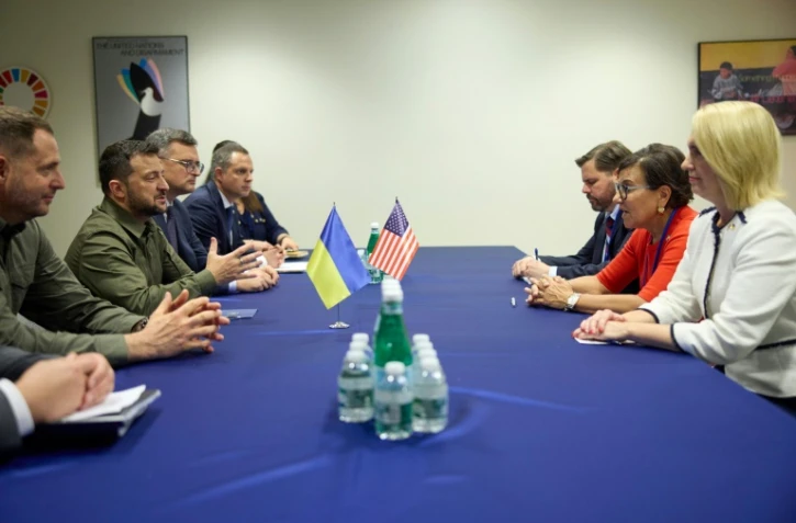 Photo diffusée par le service de presse présidentiel ukrainien le 20 septembre 2023 de Volodymyr Zelensky lors d'une réunion avec la représentante spéciale des Etats-Unis pour la reconstruction de l'économie de l'Ukraine, Penny Pritzker, à New York