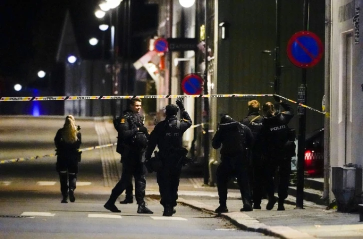 Des policiers bouclent une rue de Kongsberg, en Norvège, le 13 octobre 2022, après qu'un homme armé d'un arc a tué plusieurs personnes.