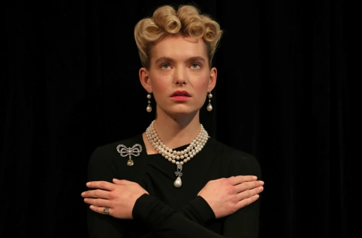 Un modèle porte des bijoux de Marie-Antoinette, notamment un collier orné d'une perle naturelle d'une taille exceptionnelle en forme de poire, lors d'une séance photo le 19 octobre 2019 à Londres