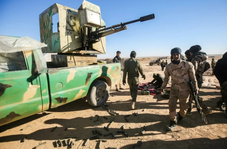 Des combattants paramilitaires préparent des positions défensives près du village d'Ayn al-Hisan, à l'ouest de Mossoul, où les forces irakiennes s'apprêtent à lancer une offensive pour reprendre la partie ouest de Mossoul aux jihadistes de l'EI, le 18 février 2017
