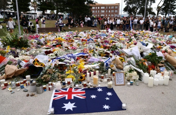Des fleurs, bougies et drapeaux sont déposés en hommage aux victimes de l'attentat de Sydney, près de la plage de Bondi Beach, en Australie, le 16 décembre 2025