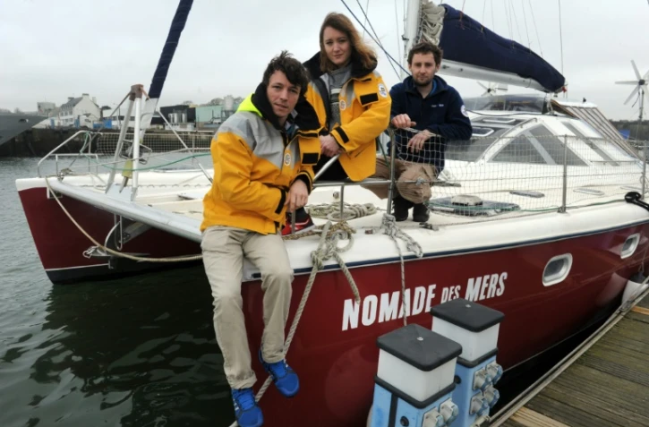 L'ingénieur Corentin de Chatelperron (g), l'experte en développement Elaine Le Floch (c) et le directeur du projet de "laboratoire low tech" Pierre-Alain Lévêque le 20 février 2016 à bord du "Nomade des mers" à quai à Concarneau, dans le Finistère