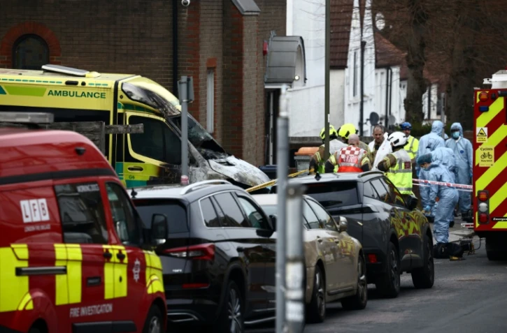 Police et services de secours le 23 mars 2026 sur les lieux de l'incendie criminel d'une ambulance de la communauté juive à côté d'une synagogue de Londres