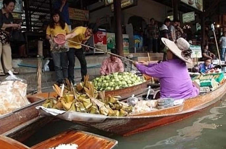 Marché flottant de Damnoen Saduak à une centaine de kilomètres dans le Sud-Ouest de Bangkok en Thaïlande