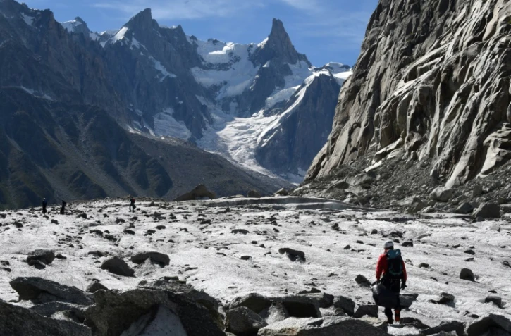 Un bénévole collecte des déchets sur le glacier la Mer de Glace à Mont-Blanc, dans les Alpes Françaises, le 2 septembre 2016