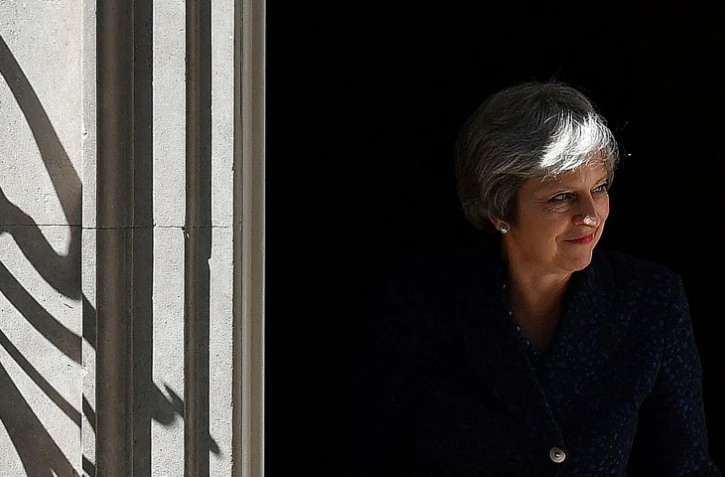La Première ministre britannique Theresa May sort de sa résidence du 10 Downing Street, le 6 juin 2018 à Londres