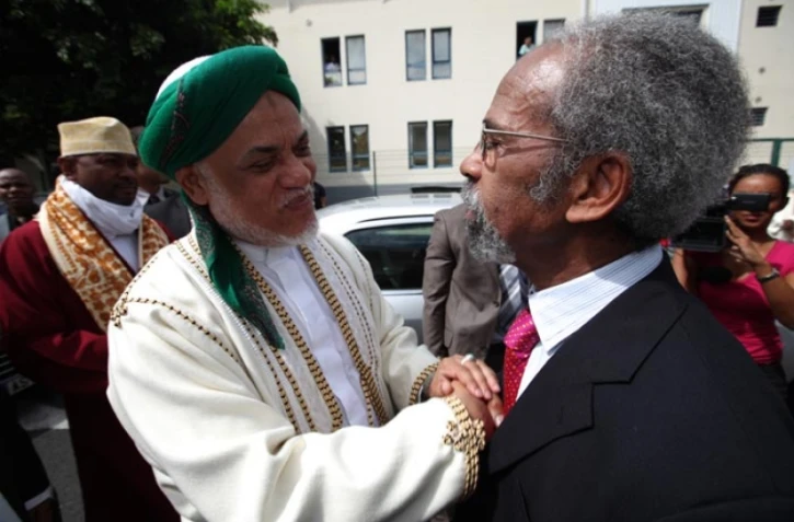 Dimanche 17 Avril 2011

Le président Sambi à la mosquée du Port