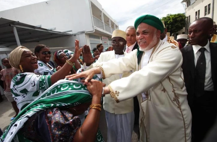 Dimanche 17 Avril 2011

Le président Sambi à la mosquée du Port