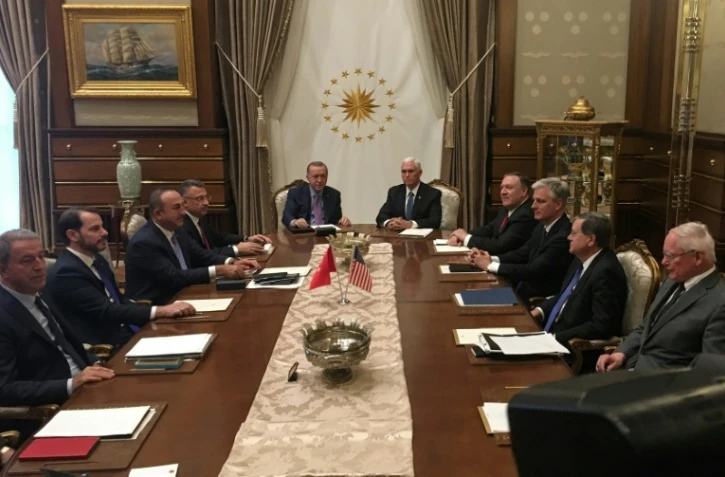 Le vice-président américain Mike Pence (C-G) avec le président turc Recep Tayyip Erdogan (C-D) à Ankara le jeudi 17 octobre 2019