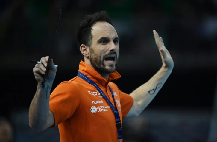 L'entraîneur des Pays-Bas Emmanuel Mayonnade donne des instructions contre la Russie en demies du Mondial féminin de handball, le 13 décembre 2019 à Kumamoto