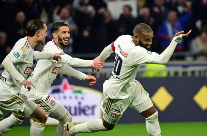 Alexandre Lacazette (n°10) célèbre le premier de ses deux buts pour Lyon contre Valenciennes en demi-finale de coupe de France mardi au Groupama Stadium de Decines-Charpieu.