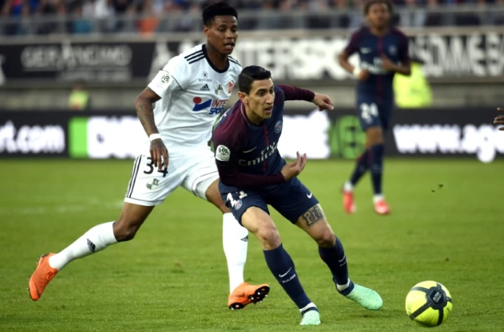 Le PSG et Angel Di Maria, ici marqué par Bongani Zungu, ont été accrochés par Amiens sur sa pelouse, le 4 mai 2018
