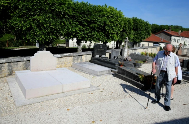 Des passants devant la tombe du général Charles de Gaulle (1890-1970), le 28 mai 2017 à Colombey-les-deux-Eglises