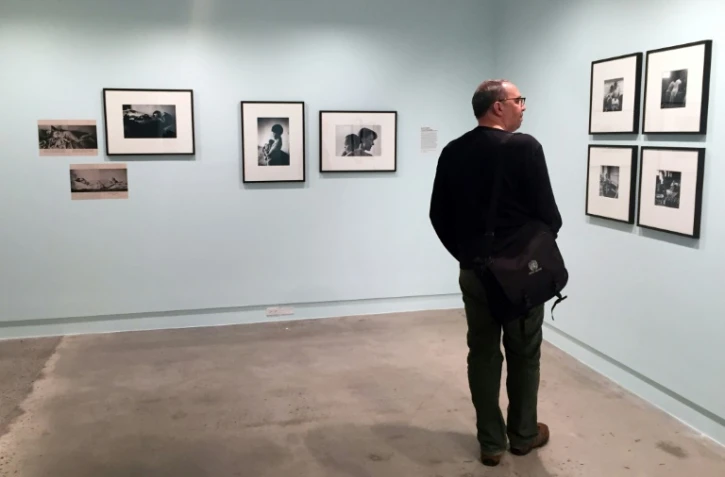 Un homme visite l'exposition "Magnum Manifesto", qui célèbre les 70 ans de l'agence Magnum, le 26 mai 2017 au Centre international de la photographie (ICP) à New York (Etats-unis)
