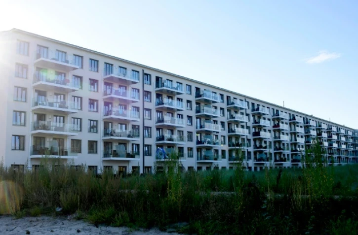 Un des blocs du complexe nazi de Prora transformé en résidence privée, le 17 août 2016 près de Binz, sur l'île de Rügen dans la Baltique