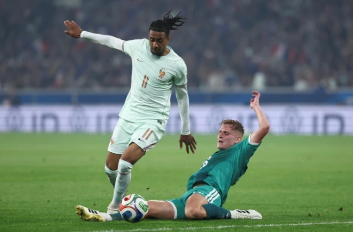Michael Olise tente d'échapper à un défenseur nord-irlandais lors de la victoire de l'équipe de France en match amical de préparation au Mondial, le 8 juin 2026 à Villeneuve-d'Ascq