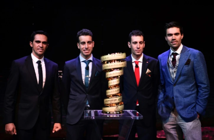 L'Espagnol Alberto Contador, l'Italien Fabio Aru, son compatriote Vincenzo Nibali et le tenant du titre néerlandais Tom Dumoulin, lors de la présentation officielle du Giro-2018 à Milan 