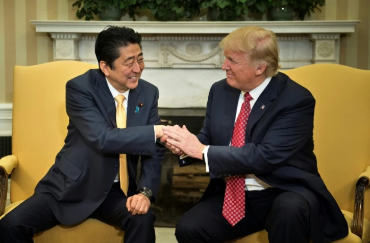 Le président américain Donald Trump accueille le Premier ministre japonais Shinzo Abe à la Maison Blanche, le 10 février 2017 à Washington