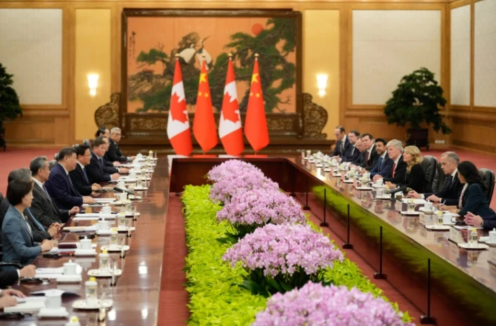 Le président chinois Xi Jinping (au centre à g.) et le Premier ministre canadien Mark Carney (2e à d.) participent à une réunion au Palais du peuple à Pékin, le 16 janvier 2026