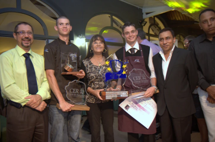 Julien Gonthier et Florent Marianne félicités par le président de la CCI Réunion, le représentant de la Région Réunion et la présidente de l'IRT (Photo D.R)