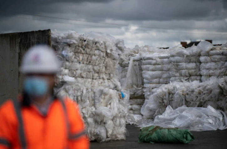 Tas de plastiques agricoles et industriels à recycler à l'usine Suez RV située à Landemont, commune d'Orée-d'Anjou, entre Nantes et Angers, le 26 mars 2021