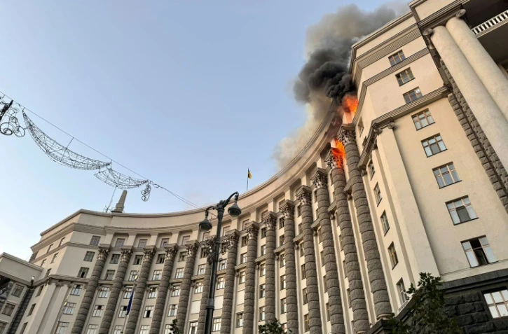 Photo prise et diffusée par le Service d'urgence de l'Etat ukrainien, le 7 septembre 2025, montrant un incendie dans le bâtiment du gouvernement ukrainien à Kiev, après une attaque nocturne de drones et de missiles russes