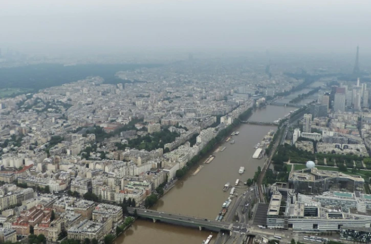 Photo aérienne prise par l'Armée de l'Air française montrant la Seine à Paris